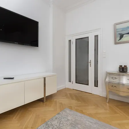 Stylish Parkowa In By Renters アパート